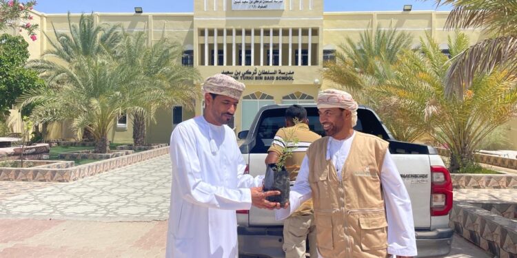 محمية جبل قهوان تعزز الغطاء النباتي بتوزيع النباتات البرية