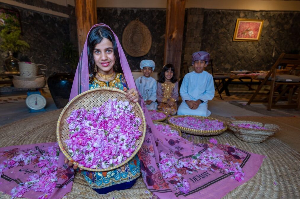 موسم ربيع الورد يعزز الحركة السياحية وينشّط الاقتصاد المحلي بمحافظة الداخلية 6 42f66838 0d7f 4be2 98e5 e92e8b957eb9