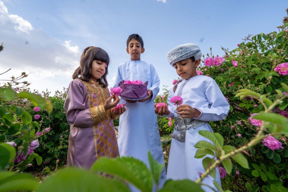 موسم ربيع الورد يعزز الحركة السياحية وينشّط الاقتصاد المحلي بمحافظة الداخلية 3 956430d8 a35d 425d b25d 109f265fa315