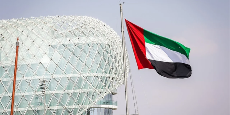 إصابة شخص جراء سقوط شظايا على شركة بمدينة أبوظبي الصناعية