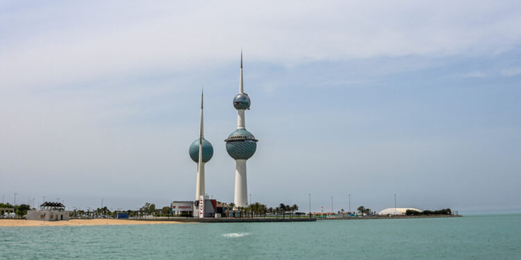 6 إصابات جراء سقوط شظايا على منطقة سكنية في الكويت