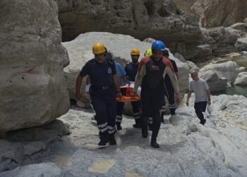 إنقاذ مصاب بعد انزلاقه من جبل في وادي حاور بوادي بني خالد