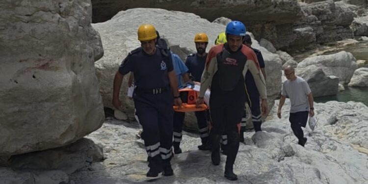 إنقاذ مصاب بعد انزلاقه من جبل في وادي حاور بوادي بني خالد