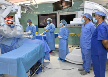 مستشفى المدينة الطبية ينجح في استئصال ورم كلوي باستخدام الروبوت الجراحي