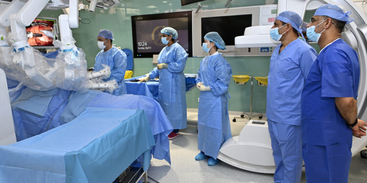 مستشفى المدينة الطبية ينجح في استئصال ورم كلوي باستخدام الروبوت الجراحي