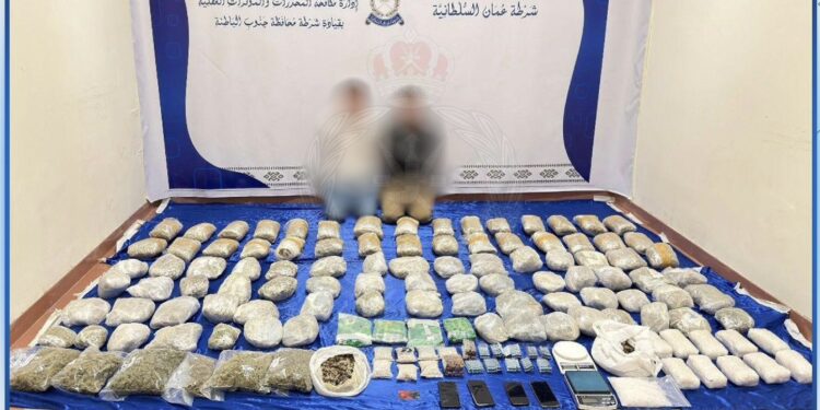 القبض على شخصين بحوزتهما مواد مخدرة في جنوب الباطنة