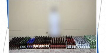 ضبط كميات من المشروبات الكحولية والتبغ الممضوغ في صحار