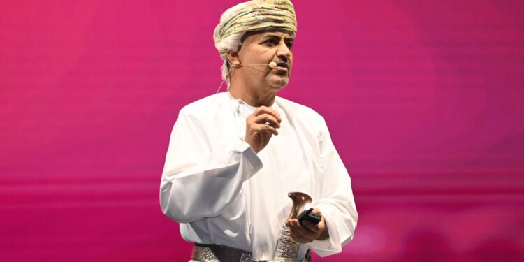 سلطنة عمان تؤكد دورها في دعم استمرارية سلاسل الإمداد والحركة الجوية بالمنطقة