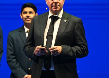 الطيران العُماني يحقق أرباحًا تاريخية ويقلّص المديونية لأول مرة منذ 15 عامًا