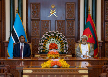 جلالةُ السُّلطان المُعظّم والرئيس البوتسواني يشهدان توقيع عدد من الاتفاقيات