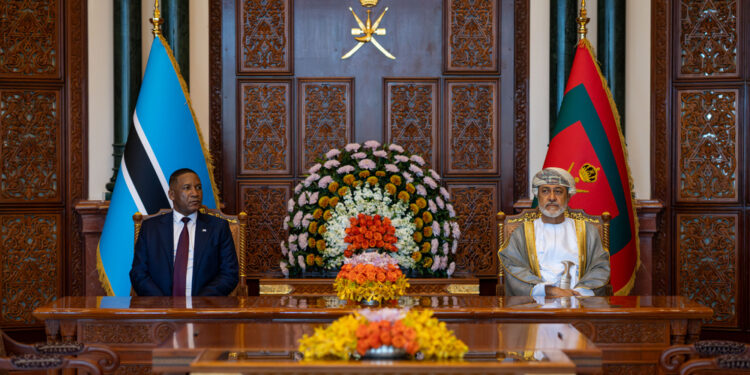 جلالةُ السُّلطان المُعظّم والرئيس البوتسواني يشهدان توقيع عدد من الاتفاقيات