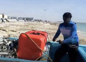 ضبط قارب غير مرخص وعامل وافد في الدقم