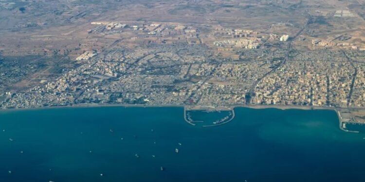 إيران: فتح مضيق هرمز أمام حركة السفن