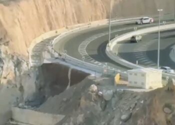 بلدية مسقط توضح بشأن مقطع متداول عن انهيار في شارع الجبل