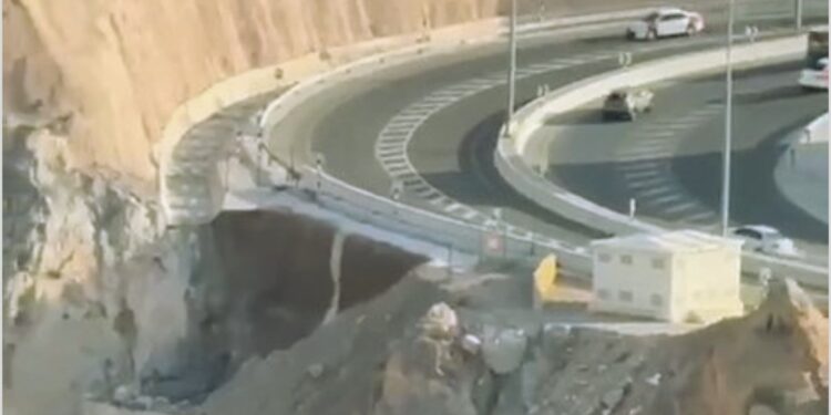 بلدية مسقط توضح بشأن مقطع متداول عن انهيار في شارع الجبل