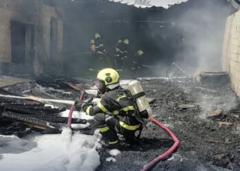 إخماد حريق منجرة أخشاب في صور دون تسجيل إصابات