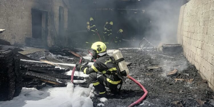 إخماد حريق منجرة أخشاب في صور دون تسجيل إصابات