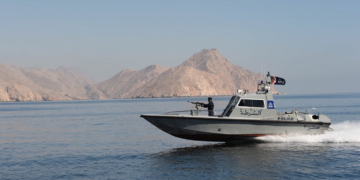 إنقاذ 3 مواطنين بعد غرق قاربهم في عرض البحر ببركاء