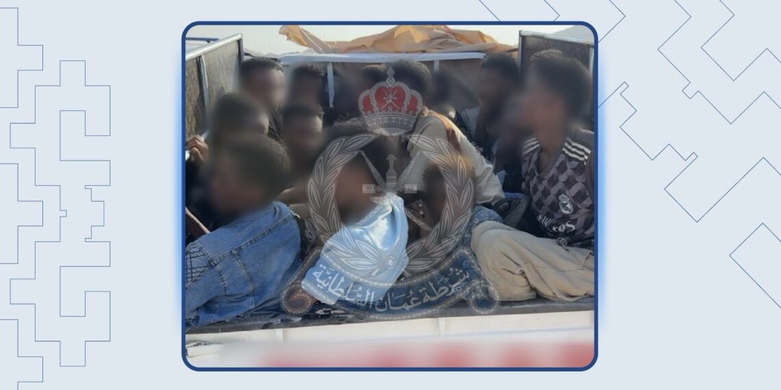 القبض على شخصين في الدقم لتسهيل تسلل 23 وافدًا بصورة غير مشروعة 1 القبض على شخصين في الدقم لتسهيل تسلل 23 وافدًا بصورة غير مشروعة