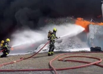 إخماد حريق في أحد المصانع بصحار وإصابة 3 أشخاص