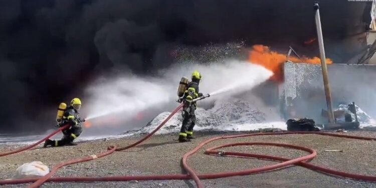 إخماد حريق في أحد المصانع بصحار وإصابة 3 أشخاص