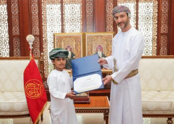 وزير الثقافة و الرياضة والشباب يكرم الشاعر الناشئ / ناصر البطحري