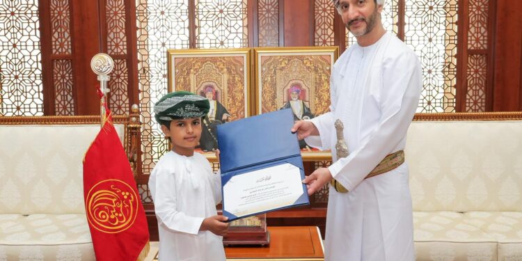 وزير الثقافة و الرياضة والشباب يكرم الشاعر الناشئ / ناصر البطحري