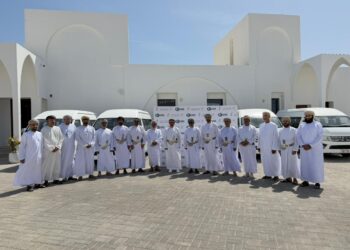 كروة للسيارات تسلّم 10 حافلات ركاب سعة 14 راكبًا لمحافظة جنوب الشرقية دعماً لمنظومة العمل البلدي