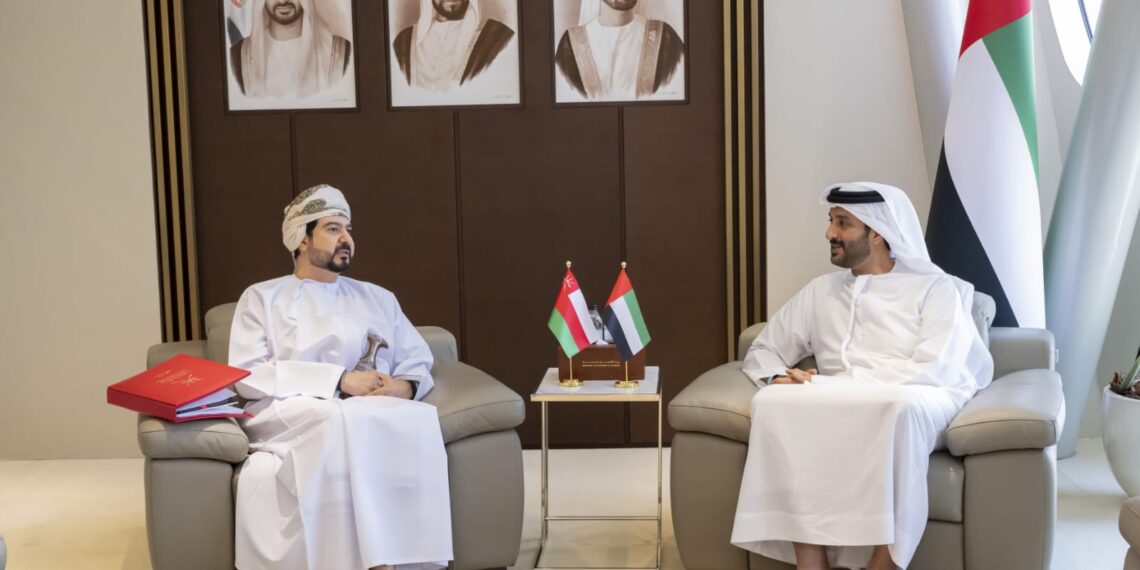 قيس اليوسف يبحث تعزيز التعاون الاقتصادي والاستثماري بين سلطنة عُمان ودولة الامارات العربية المتحدة