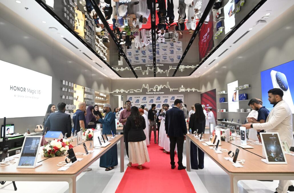 محسن حيدر درويش وHONOR تفتتحان متجر HONOR Experience الجديد في عُمان 7 540ebbf8 418b 4fea 92be d768c98519f9