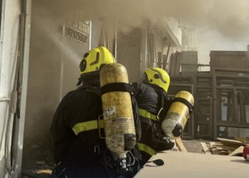 إخماد حريق شب في ورشة نجارة ⁧‫بولاية السيب‬⁩