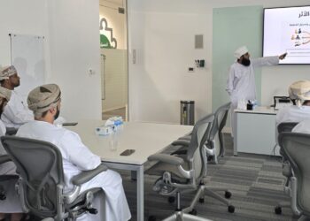 موظفو ميثاق وفريق العلوم الإسلامية بجامعة السلطان قابوس يتبادلون الخبرات حول استثمار الأوقاف وتمويلها