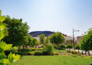 مركز عُمان للمؤتمرات والمعارض يعزّز الاستدامة بالطاقة الشمسية والتشجير