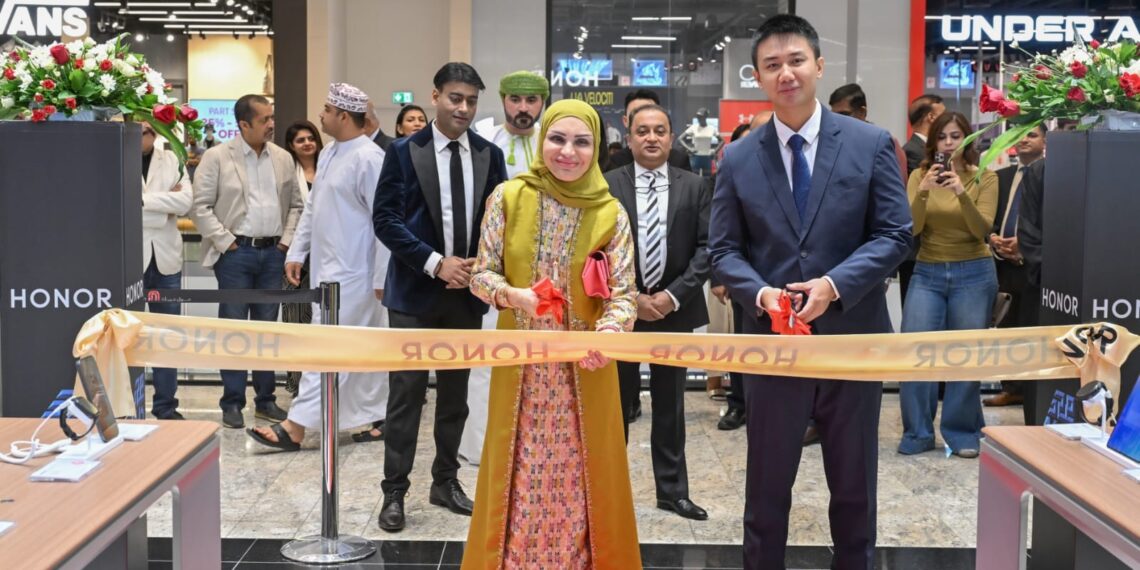 محسن حيدر درويش وHONOR تفتتحان متجر HONOR Experience الجديد في عُمان