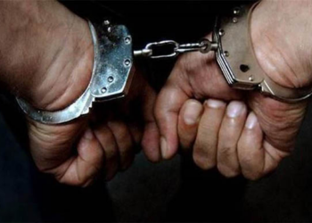 القبض على شخص بتهمة التخريب والسرقة ليلًا من محل تجاري بالعامرات