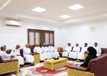 مكتب والي إبراء ينظم لقاءً بمشاركة هيئة البيئة لمناقشة تعزيز التشجير وزيادة المسطحات الخضراء بالولاية